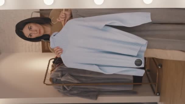 Tiro Vertical Joven Mujer Caucásica Mirándose Espejo Sosteniendo Ropa Elegante — Vídeos de Stock