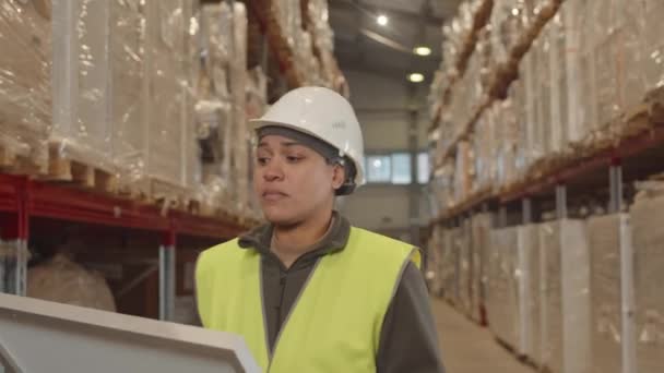 Plan Moyen Travailleuse Biracial Marchant Long Grand Entrepôt Transportant Une — Video