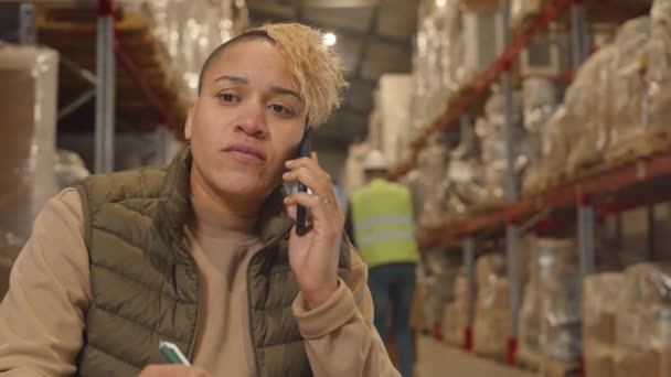 Derékig Érő Fiatal Női Biracial Raktár Felügyelő Beszél Telefonon Miközben — Stock videók