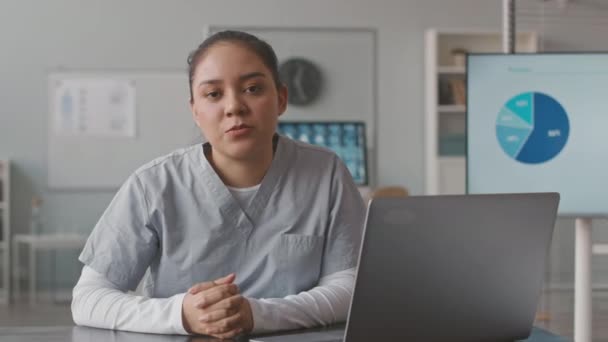 Talje Første Personer Synsvinkel Unge Biracial Kvindelige Sygeplejerske Iført Scrubs – Stock-video