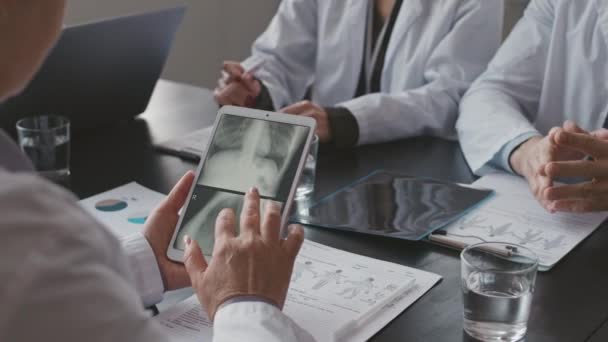 Tiro Recortado Médico Fêmea Irreconhecível Usando Jaleco Branco Usando Tablet — Vídeo de Stock