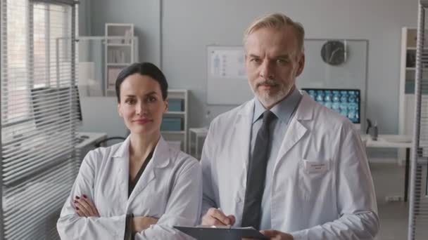 Mittleres Porträt Eines Selbstbewussten Kaukasischen Ärztepaares Weißen Laborkitteln Das Einer — Stockvideo