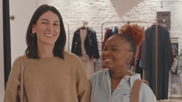 Brustaufschlag Slowmo Porträt Zweier Unterschiedlicher Freundinnen Die Einer Luxus Designer — Stockvideo