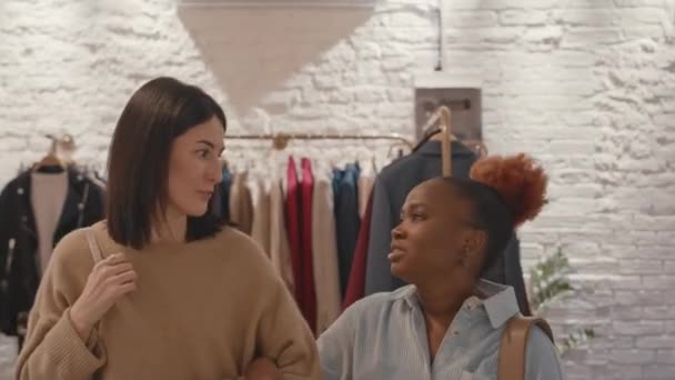 Plan Moyen Deux Jeunes Amies Diverses Bavardant Tout Faisant Shopping — Video