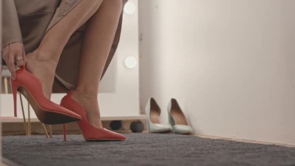 Sección Baja Mujer Elegante Irreconocible Probándose Hermosos Zapatos Tacón Alto — Vídeos de Stock