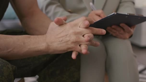 Nierozpoznawalny Nerwowy Żołnierz Ptsd Ściskający Dłonie Podczas Rozmowy Psychologiem Podczas — Wideo stockowe