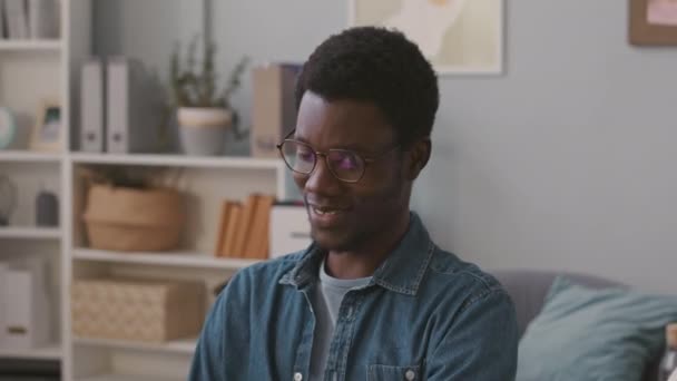 オフィスのセラピーセッション中に人々や心理学の専門家との会話を持つ若い黒人の男のチェストアップ — ストック動画