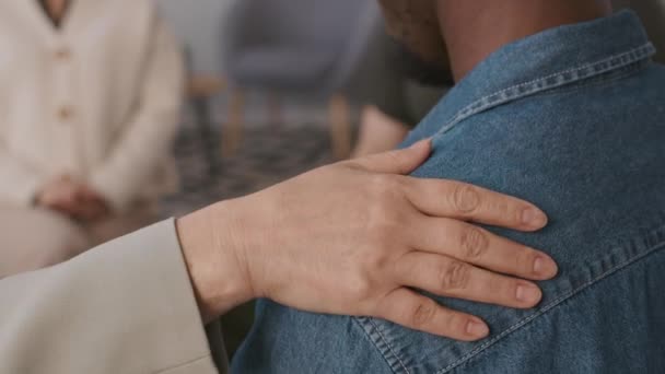 Nahaufnahme Einer Unkenntlichen Weiblichen Hand Auf Der Schulter Eines Depressiven — Stockvideo