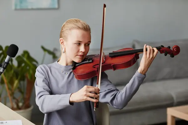 Portret Młodej Blondynki Grającej Skrzypcach Domu Lub Ćwiczącej Studiu Muzycznym — Zdjęcie stockowe