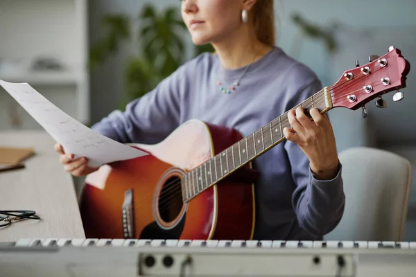 Lähikuva Nuori Nainen Tilalla Musiikkilevy Soittaessaan Kitaraa Kotona Tai Studiossa — kuvapankkivalokuva