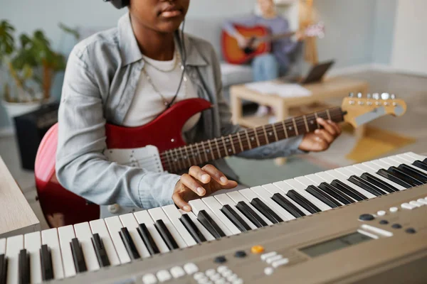 Lähikuva Musta Nuori Nainen Painamalla Piano Avain Säveltäessään Musiikkia Kotona — kuvapankkivalokuva