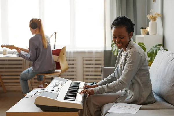 Side View Porträtt Leende Svart Kvinna Spela Synthesizer Hemma Och — Stockfoto