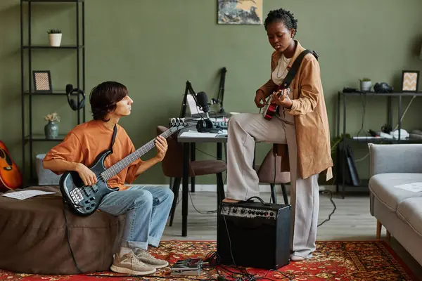 Filmagem Completa Dois Jovens Músicos Tocando Guitarras Juntos Enquanto Compunham — Fotografia de Stock