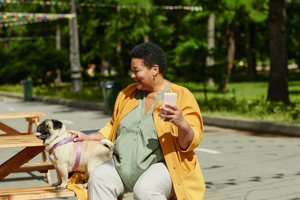 Portrait Senior Black Woman Taking Photos Dog Outdoor Cafe Smiling — Stock Photo, Image