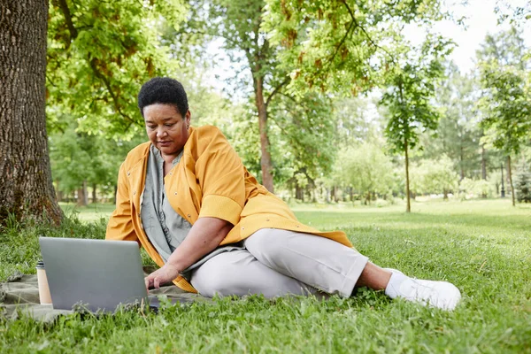Retrato Comprimento Total Mulher Negra Sênior Usando Laptop Livre Enquanto — Fotografia de Stock