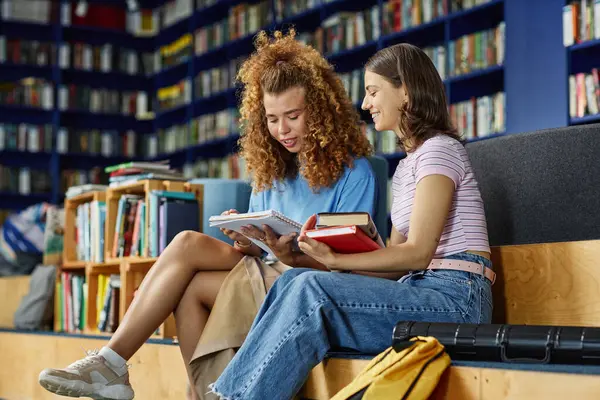 Vibrant Portrait Two Young Girls Reading Books College Library Smiling — Stock Photo, Image