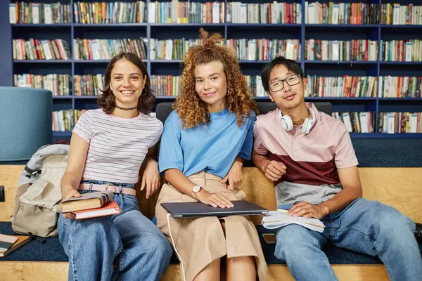 カメラと笑顔を見ている大学図書館の学生の多様なグループの鮮やかな肖像画 — ストック写真