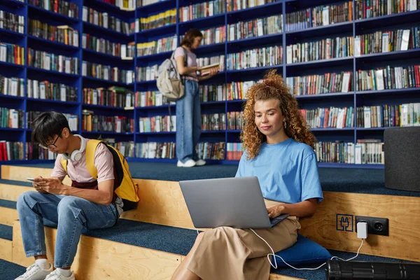 Vibrant Portrait Curly Haired Young Woman Using Laptop Library Students — Stock Photo, Image