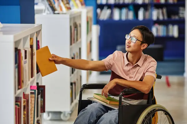 Portrait Asian Student Disability Choosing Books College Library Accessibility Features — Stock Photo, Image