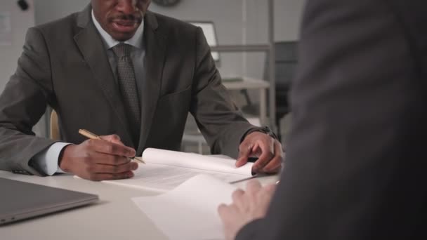 Schnappschuss Eines Jungen Afroamerikanischen Geschäftsmannes Eleganter Formalbekleidung Der Einen Vertrag — Stockvideo