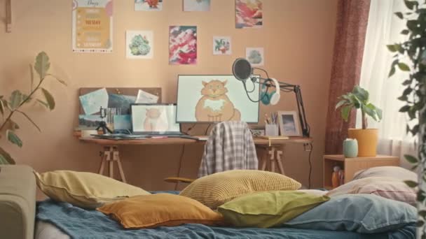 暖かい青 黄色とオレンジ色で居心地の良い明るいキッズベッドルームのインテリアを撮影した人はいません 創造的な研究スペース 桃の壁に柔らかいベッドと写真 — ストック動画