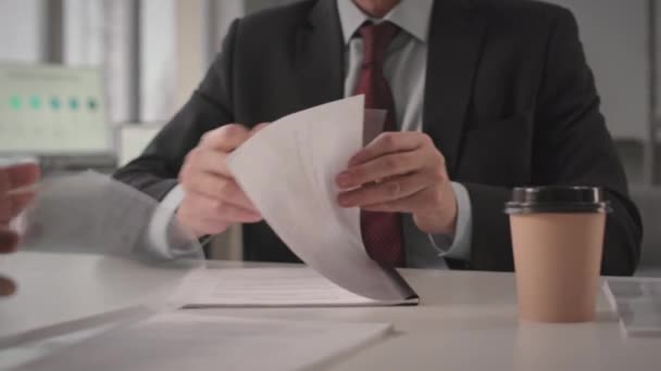 Ujęcie Nierozpoznawalnego Biznesmena Garniturze Siedzącego Biurku Biurze Podpisującego Umowę — Wideo stockowe