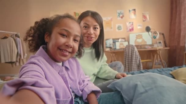 Handheld Pov Van Tiener Afro Amerikaans Meisje Met Moeder Opnemen — Stockvideo
