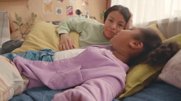 アフリカ系アメリカ人女性のハンドヘルドPovと彼女の現代の母親は一緒に子供のベッドに横たわり ビデオブログを録画しながら楽しんでいます — ストック動画