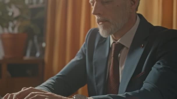 Нахил Середнього Віку Кавказького Підприємця Костюмі Працює Ноутбуці Сидячи Столом — стокове відео