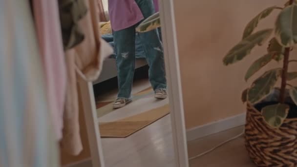 ジョイフルなアフリカ系アメリカ人プリズンZガールは 彼女の寝室の鏡の前でエネルギッシュに踊り ヘッドフォンで音楽を聴く — ストック動画