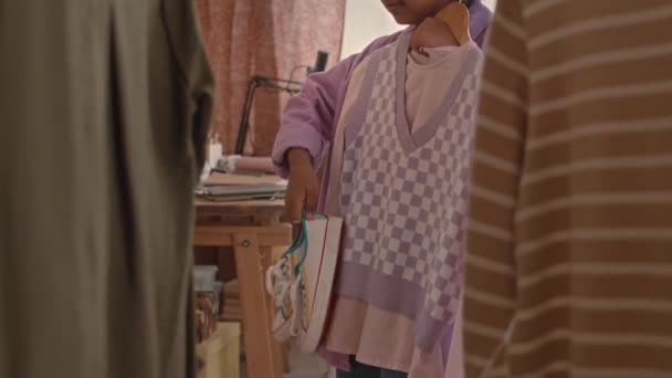 在明亮的儿童卧室里 穿着可爱衣服站在镜子前的非洲裔美国女孩的中景照片 — 图库视频影像