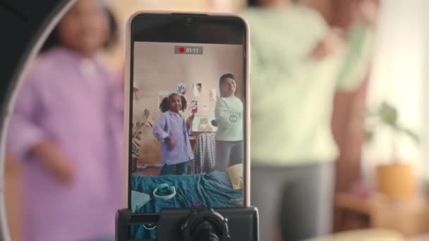 Afrikalı Amerikalı Genç Kız Modern Annesi Canlı Çocukların Yatak Odasındaki — Stok video
