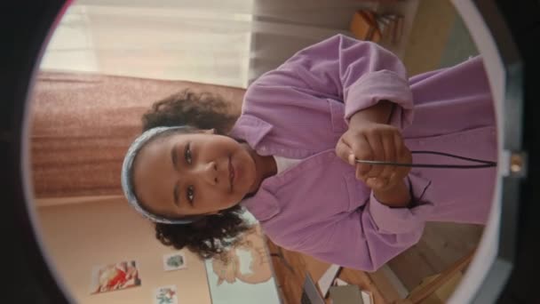Вертикальний Середній Знімок Афроамериканської Дівчини Підлітка Змінює Кольори Кільцевому Світлі — стокове відео