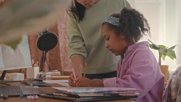 Афроамериканская Девочка Мать Рисуют Вместе Столом Уютной Детской Спальне — стоковое видео