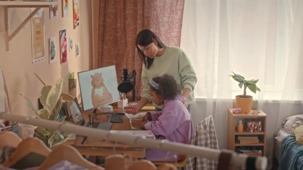 Kızlarının Çalışma Masasında Duran Parlak Rahat Yatak Odasında Okul Ödevine — Stok video
