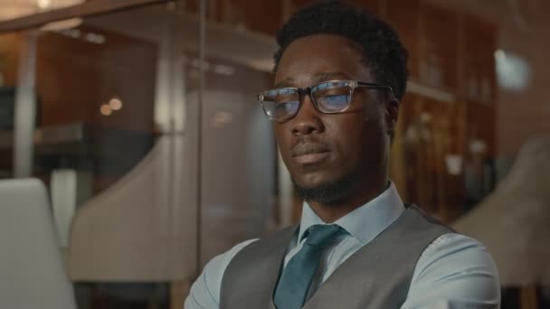 Borst Van Succesvolle Jonge Zwarte Man Elegante Formalwear Werken Laptop — Stockvideo