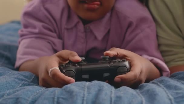 Medio Primer Plano Chica Afroamericana Usando Controlador Mientras Juega Videojuegos — Vídeos de Stock