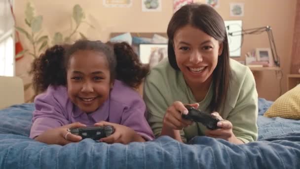 Талия Жизнерадостная Афроамериканская Мать Летняя Дочь Веселятся Вместе Играя Видеоигры — стоковое видео