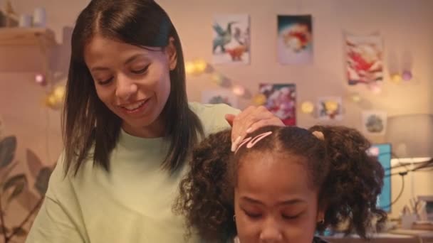 Afroamerykańska Nastolatka Dostaje Jej Włosy Zrobione Przez Matkę Siedzi Razem — Wideo stockowe