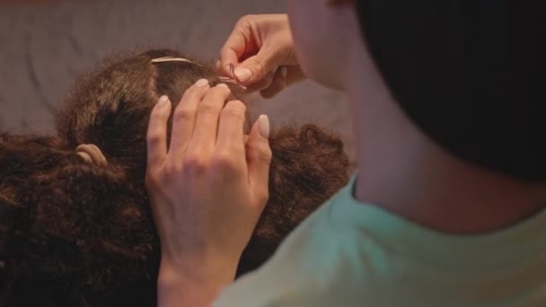 Μέση Closeup Φροντίδα Της Μητέρας Βάζοντας Κλιπ Σκούρο Σγουρά Μαλλιά — Αρχείο Βίντεο