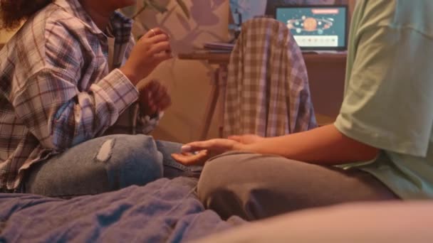 アフリカ系アメリカ人の母親が夜に子供部屋でベッドに座って手を握ってチャット — ストック動画