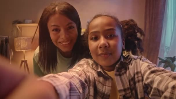 ハンドヘルド Pov クールなアフリカ系アメリカ人の少女とモダンなママが夕方に家でブロッグを録音し カメラで振る — ストック動画
