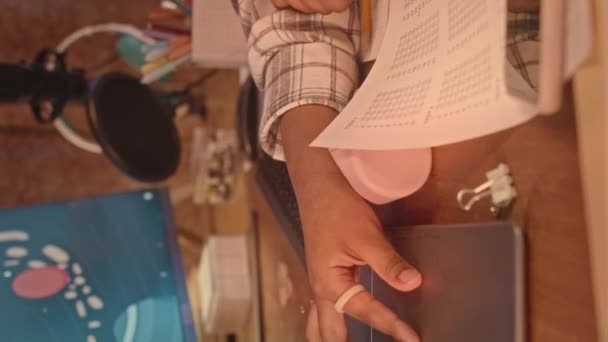 Arco Vertical Chica Escuela Afroamericana Haciendo Tarea Escritorio Estudio Tarde — Vídeos de Stock
