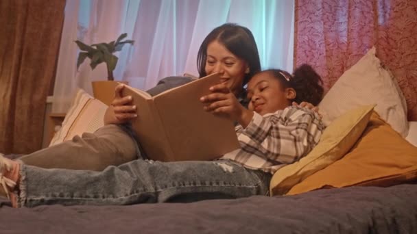 Africká Americká Matka Malá Dcera Relaxaci Útulné Posteli Dětském Pokoji — Stock video