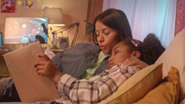 아프리카계 미국인 침대에서 그녀의 어머니가 이야기를 — 비디오
