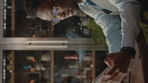 Вертикальна Талія Впевненого Молодого Афроамериканського Бізнесмена Працює Ноутбуці Темному Офісі — стокове відео