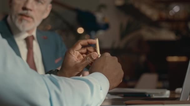 在当代餐厅的两个不同企业家的商务会议上 关注黑人男性手握钢笔的问题 — 图库视频影像
