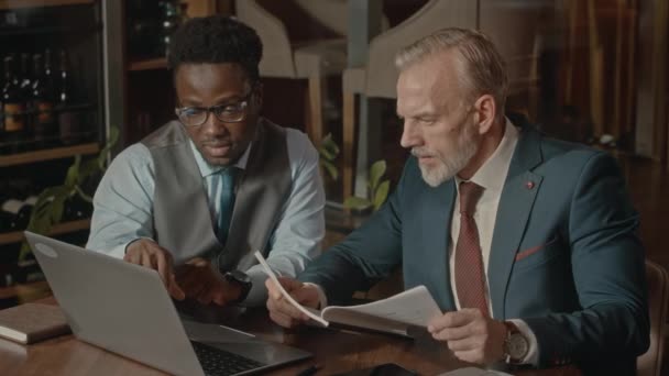 Waist Two Multiethnic Successful Businessmen Elegant Formalwear Having Meeting Modern — Stock Video