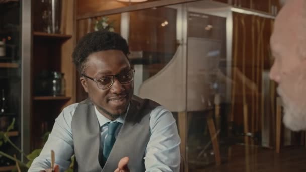 Başarılı Çok Irklı Ortağının Restoranda Toplantı Sırasında Konuşması — Stok video