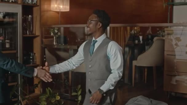 레스토랑에서 셰이크로 백인과 아프리카계 미국인 사업가의 — 비디오